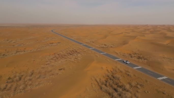 汽车行驶在沙漠