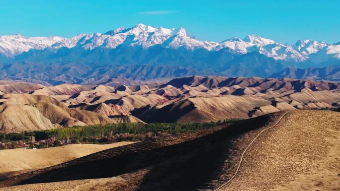 航拍天山博格达峰