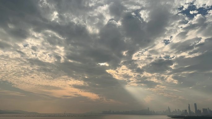 深圳湾公园天空 海面天空 云层 光芒 光