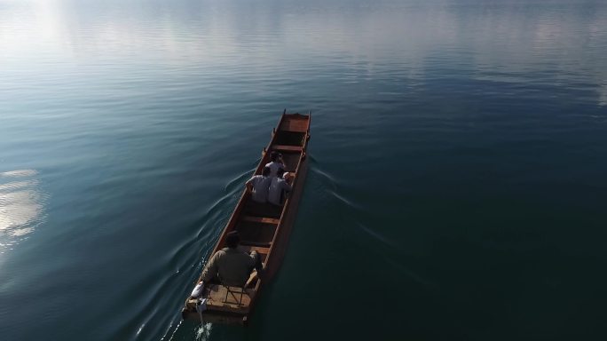 云南泸沽湖水上船游客近景航拍