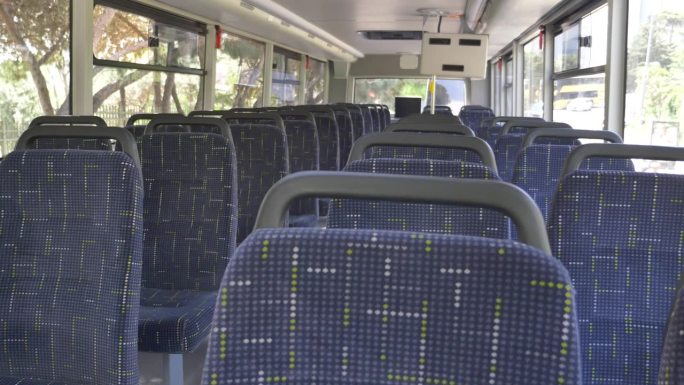 空无一人的城市公交车上的蓝色座位。