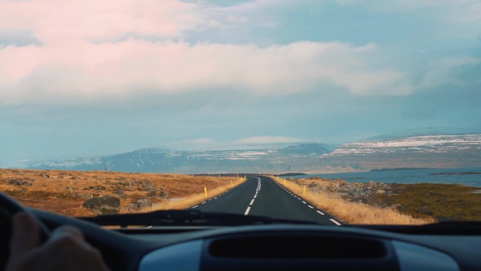 在冰岛的一个湖边开车，远处是冰封的山脉——慢慢来