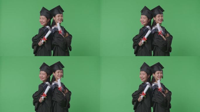 亚洲女学生毕业时戴着帽子，穿着长袍，双臂交叉，对着演播室绿幕背景的镜头微笑
