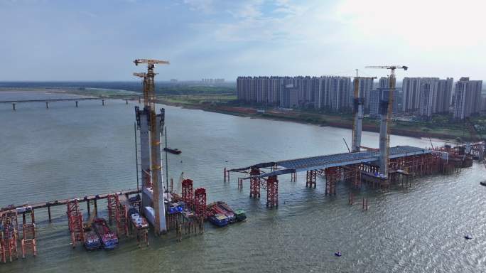 南昌·洪州大桥建设塔吊
