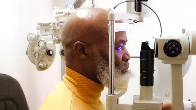 黑人，老年患者和眼科检查，与验光诊所的专家扫描视网膜视力，帮助和信任机器。评估，眼保健和健康与激光，