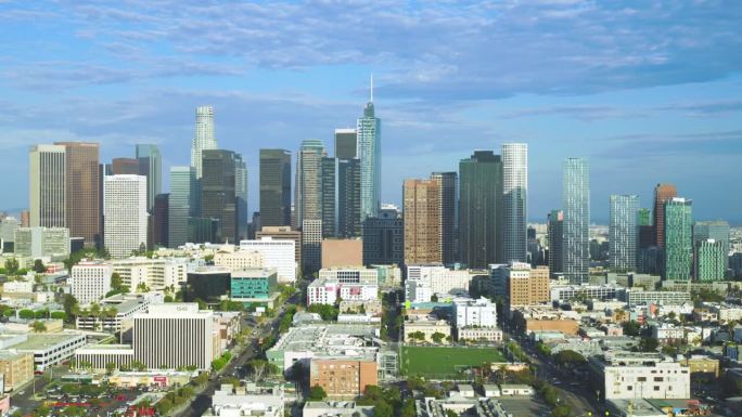 洛杉矶市中心摩天大楼的缓慢空中轨道拍摄