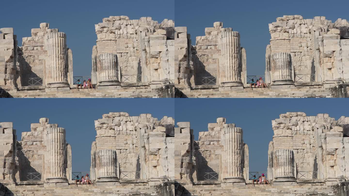 古希腊城市废墟中母亲、儿子和女儿的4k视频