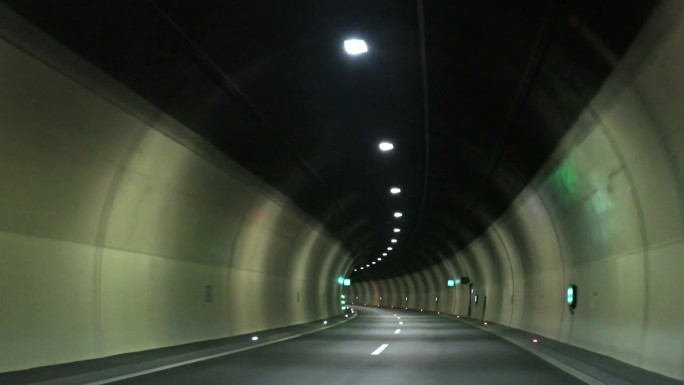在黑暗、封闭、光线暗淡的隧道里，汽车平稳转弯