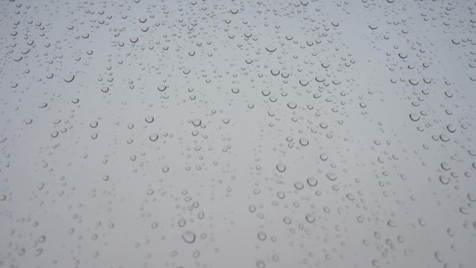 阴天里，雨滴打在窗户上的玻璃。