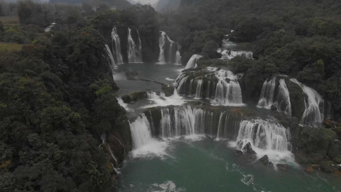 在越南曹邦的ban gioc瀑布的侧面平移镜头，航拍