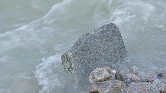 高山河泛滥河水汹涌冲击石头视频素材