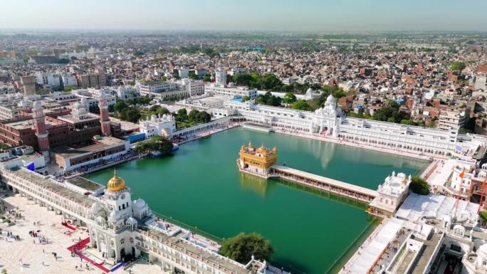 印度，阿姆利则:旁遮普邦著名城市的鸟瞰图，标志性建筑金庙——南亚全景