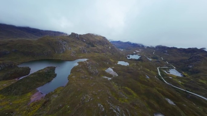 电影般的FPV无人机拍摄揭示了南美洲安第斯山脉风景如画的山谷(厄瓜多尔昆卡的卡哈斯国家公园)