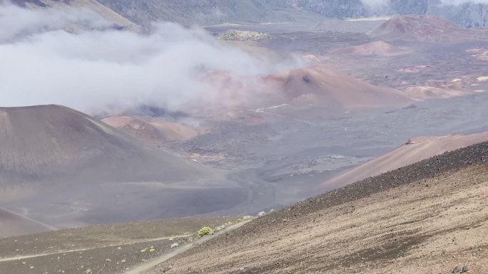 从夏威夷毛伊岛哈雷阿卡拉山顶的滑沙小道上拍摄的火山口的电影般的急速上升镜头。30fps的4K HDR