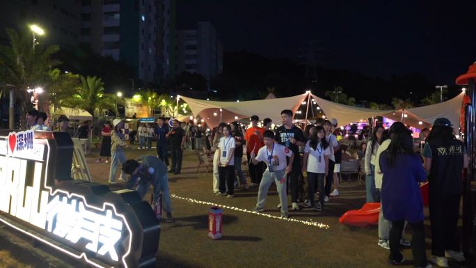 营地 篝火晚会 聚会 夜晚 烤肉 大学生