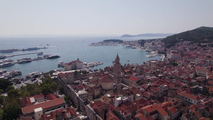 克罗地亚斯普利特令人惊叹的鸟瞰图，历史建筑和港口。