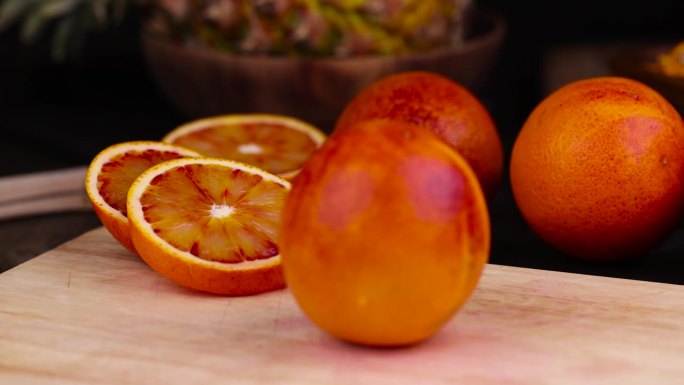 成熟多汁的橙子，果肉呈橙红色