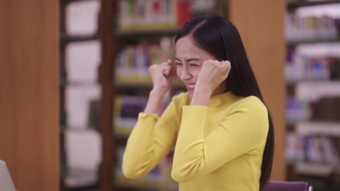 是啊!亚洲学生们用笔记本电脑上网后，紧握着拳头，高兴地说:“考试成绩好，通过了图书馆的考试。”