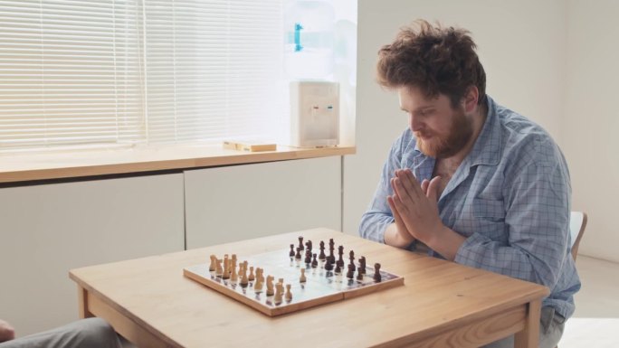 两个智障患者在下棋