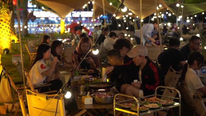 营地 篝火晚会 露营 夜晚 烤肉 大学生