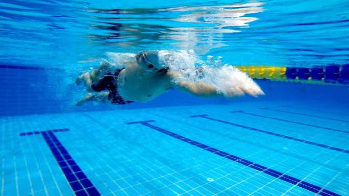 男生自由泳水下4k素材