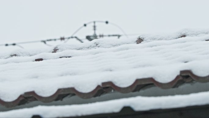 冬天白雪皑皑屋顶瓦片积雪