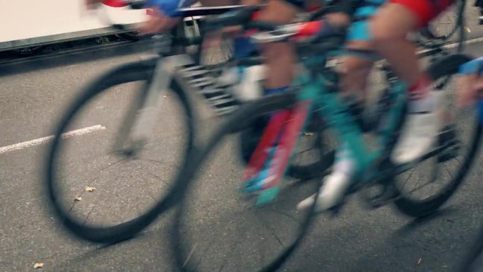 自行车比赛开始时，许多自行车经过