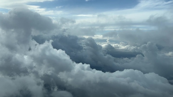 在5000米高空飞行的飞机机舱中拍摄的云雾。一个飞行员的视角。