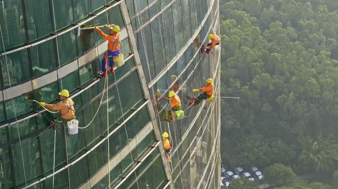 蜘蛛人工人在高空作业 清洁大楼玻璃