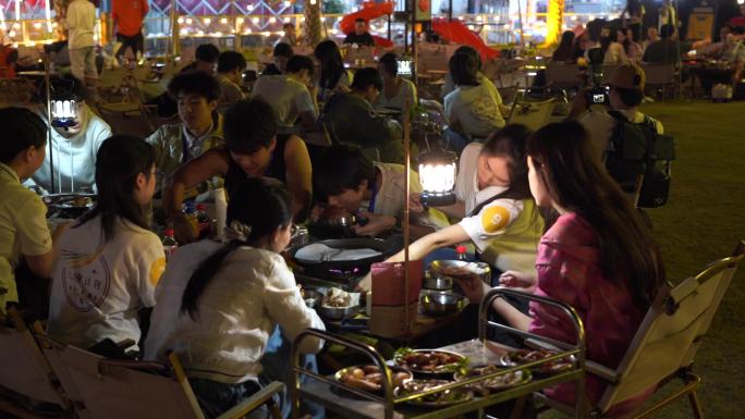 营地 篝火晚会 露营 夜晚 烤肉 大学生