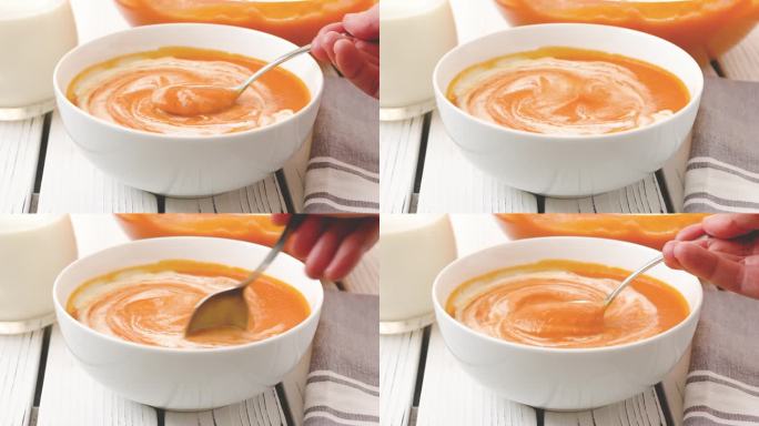 烤冬南瓜汤。用碗盛汤时，加入培根和黃油