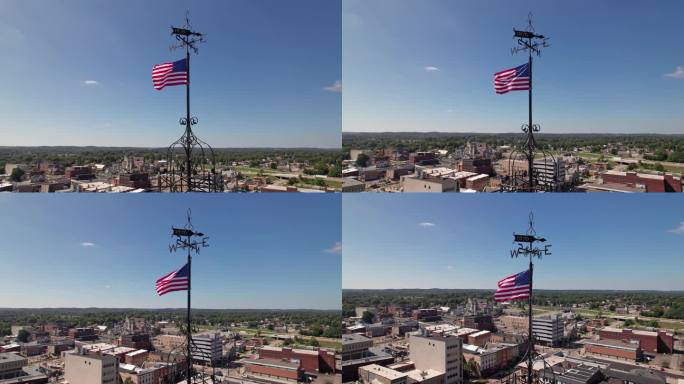 指南针、美国国旗和历史悠久的城镇塔顶上的时钟