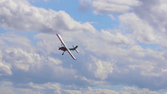 捷克共和国，霍辛——2023年9月2日:老杂技飞机在多云的天空中飞行