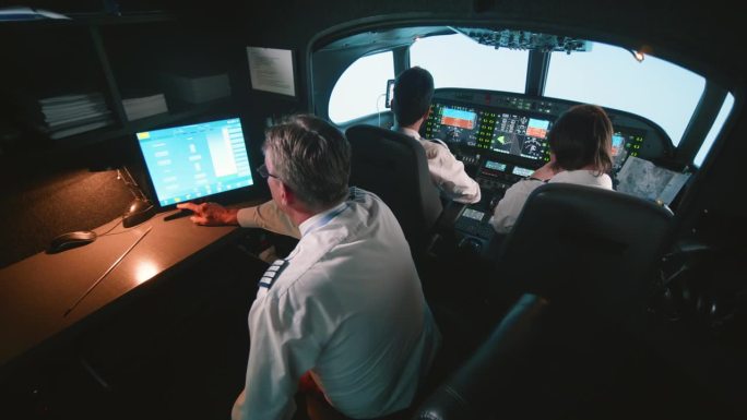 在飞行过程中，教官和飞行员在专业的飞行模拟器中