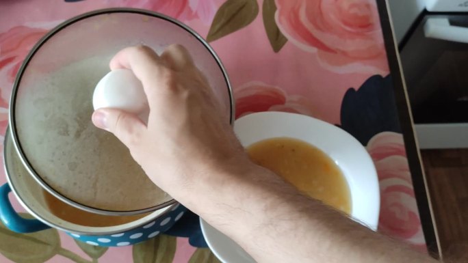 一锅豌豆汤。一个人盖上了一锅豌豆汤的盖子