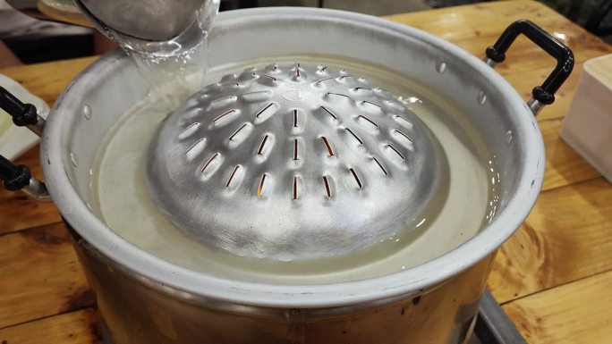 将汤倒入锅中。泰式烧烤或Mookata, 4K