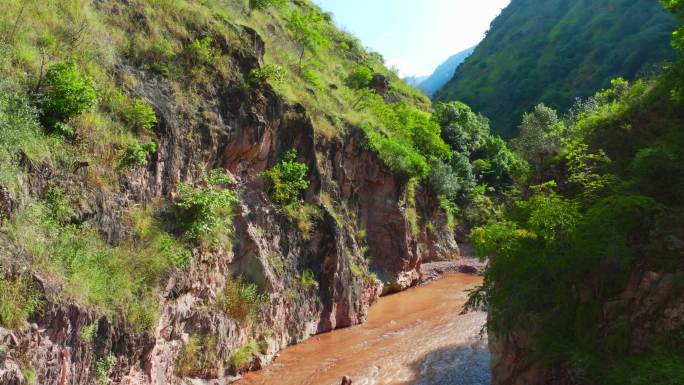 山间峡谷断崖石缝洪水河流修路施工现场航拍