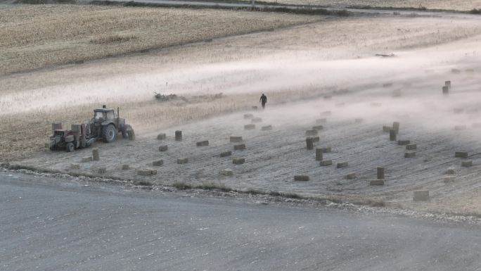 秋季农田秸秆机械收割
