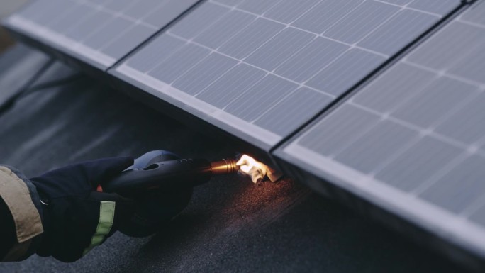 防火太阳能板在受控环境下着火的耐久性测试。用喷灯点燃电池