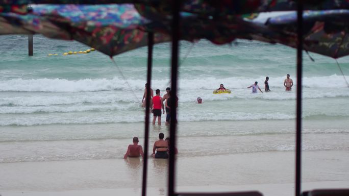 泰国芭提雅沙滩游客游玩