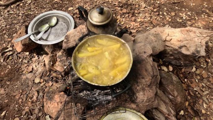 乡村户外烹饪:用露天锅炖鸡。