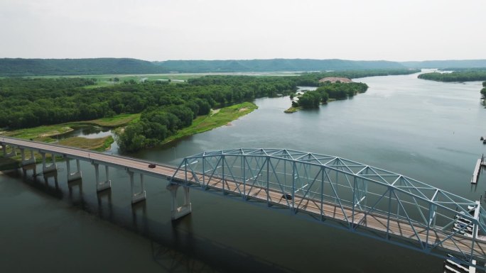 风景秀丽的沃巴沙-纳尔逊大桥横跨密西西比河在沃巴沙，明尼苏达州，美国。空中拍摄