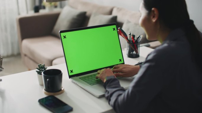 家里笔记本电脑绿屏的亚洲女人