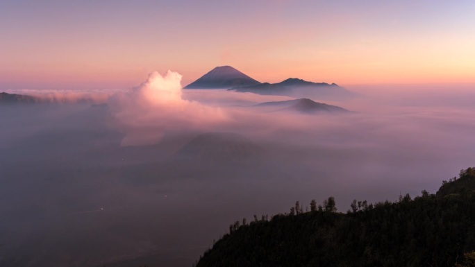 4k延时电影日落场景移动的云，雾和烟雾的喷发覆盖火山mt . Bromo, sememeru, Ba