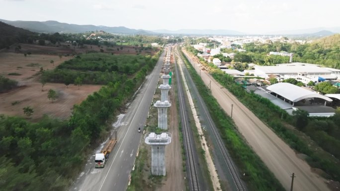 鸟瞰图:正在施工的大型快速轨道交通线路，在新建的高速公路或桥梁上，架设梁机和起重机一起工作。