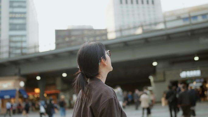 放松的女性旅行者前往东京
她四处走动，感到很高兴。
