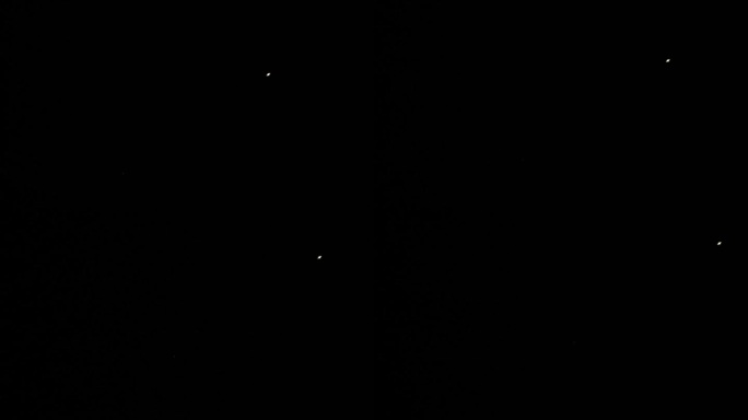 土星和一颗卫星在移动