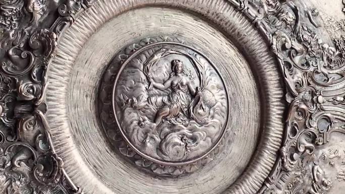法国工艺的优雅:揭开银盘上的神话雕刻