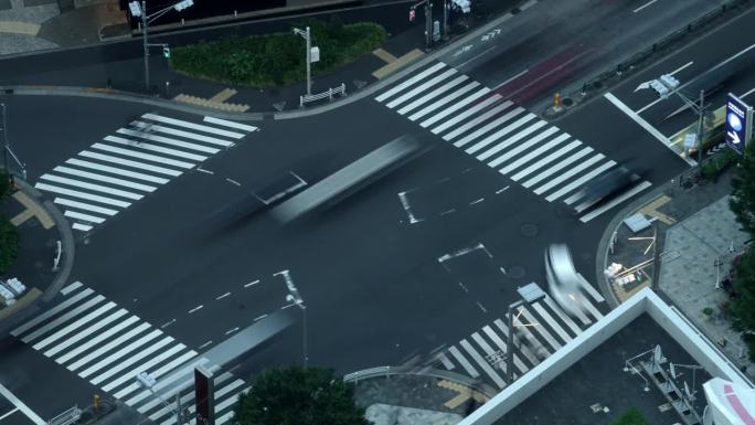 日本东京街道上行人和汽车人群的时间流逝