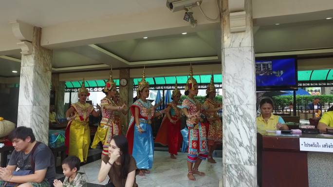 泰国曼谷四面佛街景表演跳舞